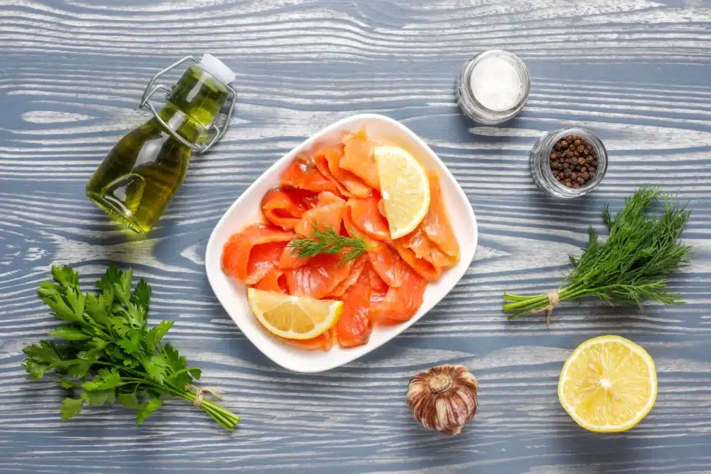 Uzený losos s citronem, petrželkou, koprem a dalšími ingrediencemi.