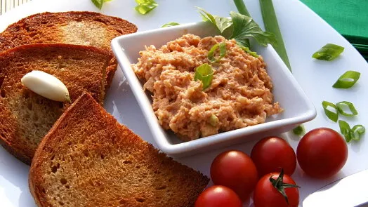 Tvarůžkový tatarák v misce s toastem a rajčaty