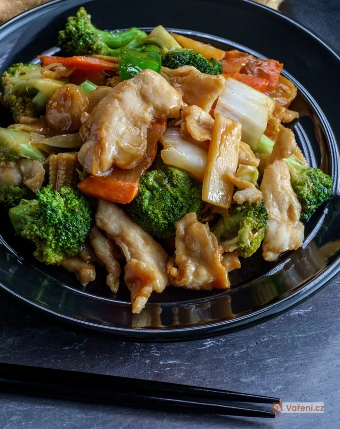 Hot platter sizzling stir-fried chicken Chinese-style dish.