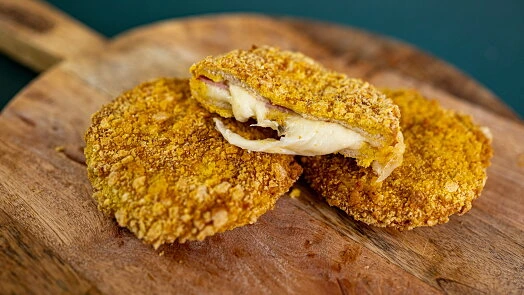 Zlatě opečené kuřecí cordon bleu s taveným sýrem.
