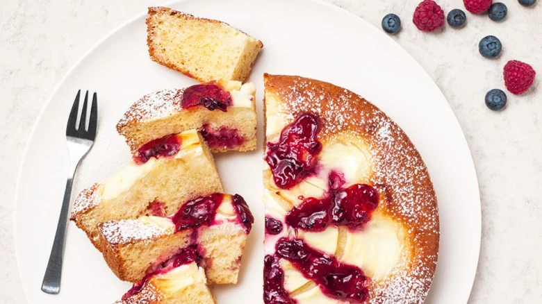 Jogurt cake with berries