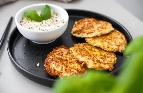 Cauliflower patties with dip