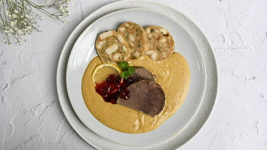 Připravená falešná svíčková s masem, omáčkou a knedlíky.