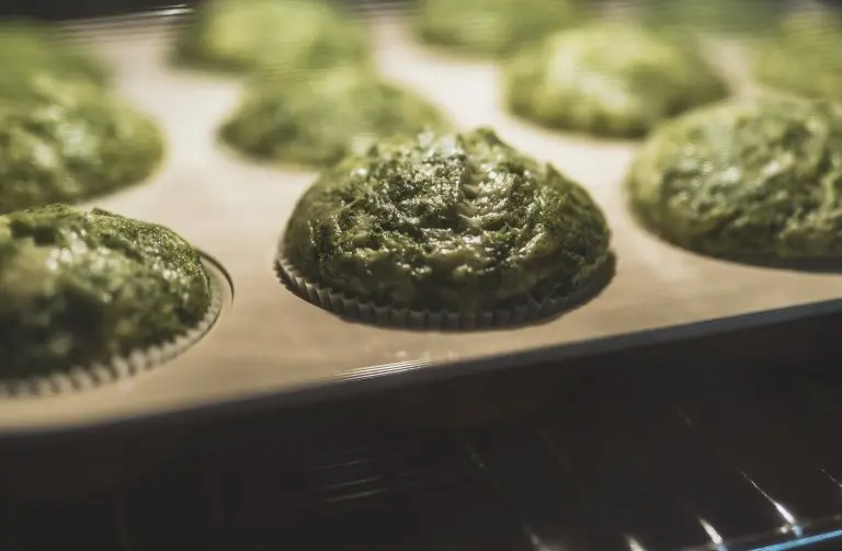 Zelené špenátové muffiny péčou v troubě.