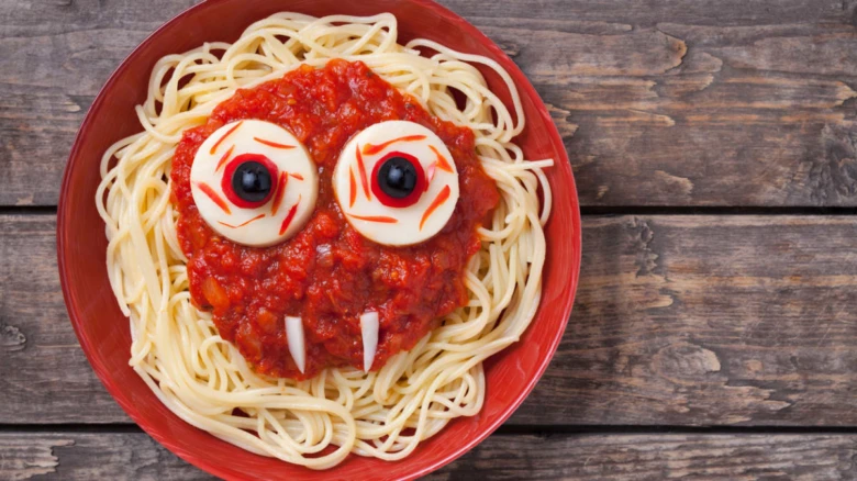 Spaghetti s tvarem čerta pro halloweenský pohoštění dětí