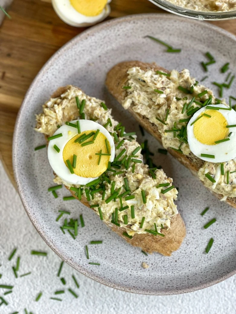 Rybí pomazánka na toastu s vejcem a cibulkou.