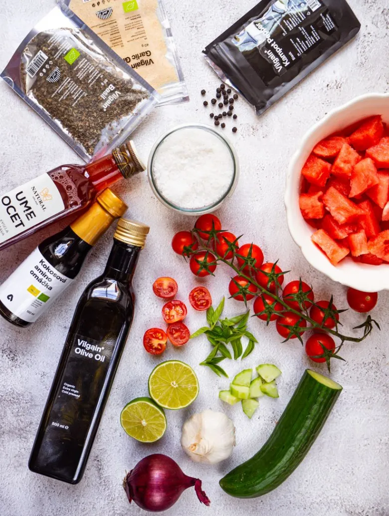 Suroviny na český recept studené polévky gazpacho.