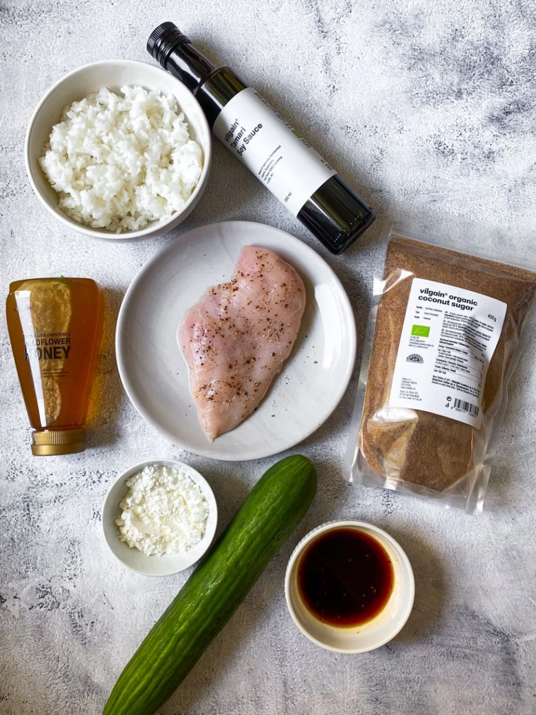 Surové kuřecí prsa s ingrediencemi pro teriyaki omáčku.