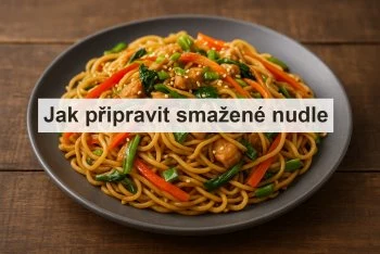Smažené nudle s zeleninou a masem na talíři.