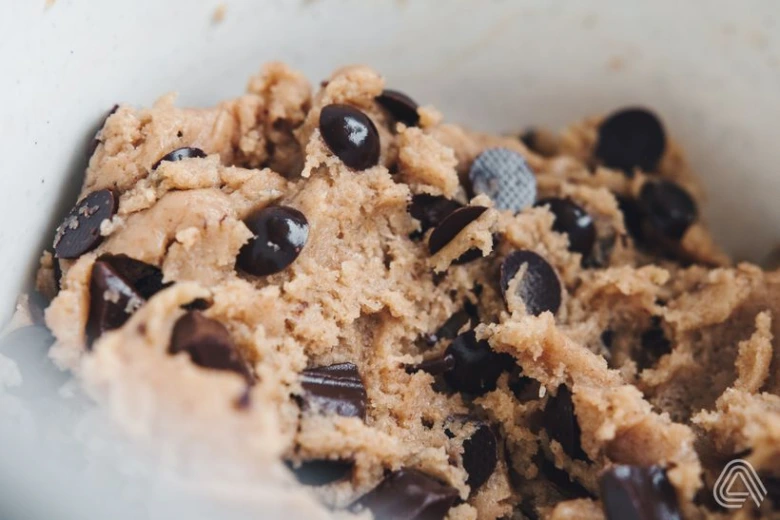 Tlustá těsto na čokoládové cookies s kousky tmavé čokolády.