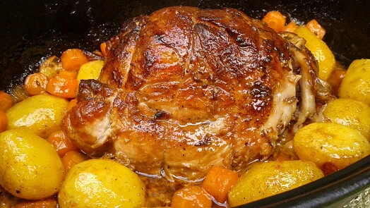Pekoucí vepřová pečeně s bramborami a mrkví.