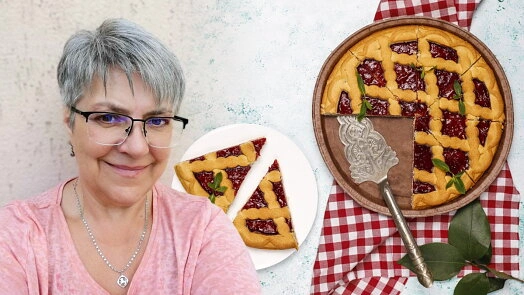 Žena s lineckým koláčem na talíři vedle pekáče.