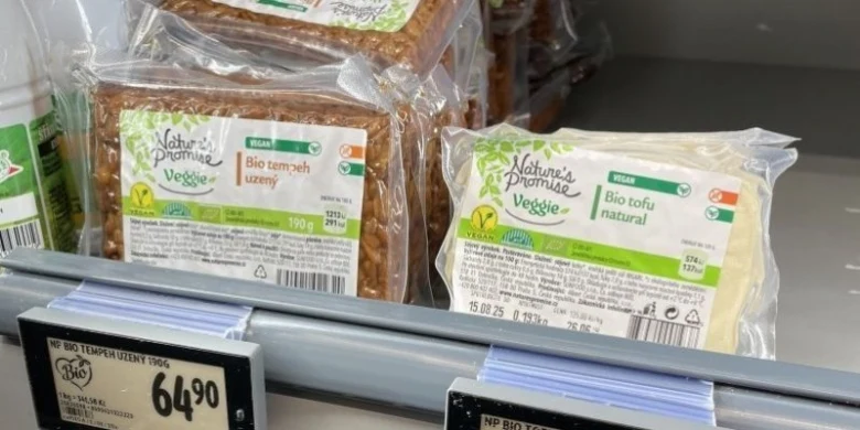 Balíky uzeného tofu značky Nature's Promise na regálu v obchodě.