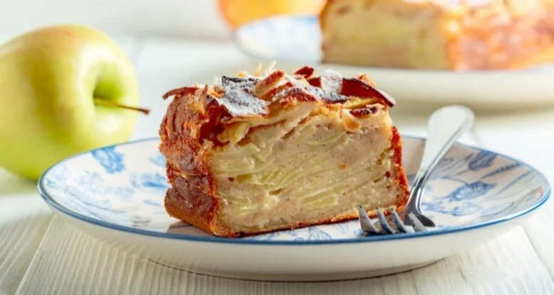 Kousek luxusního jablečného koláče s jablkem na talíři