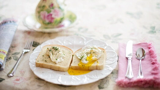 Pozorování: Vejce benedikt na toastu s bylinkami.