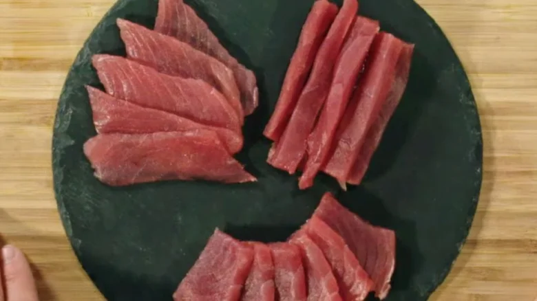 Čerstvé kousky surového tuňáka na desce pro domácí sushi