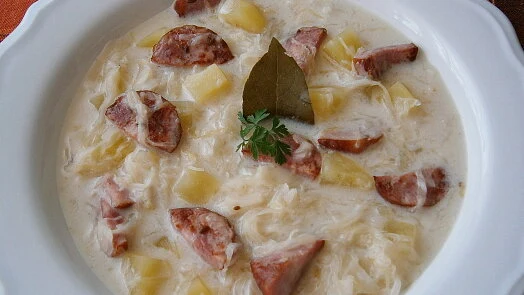 Valašská kyselica s bramborami a uzeným v bílé misce