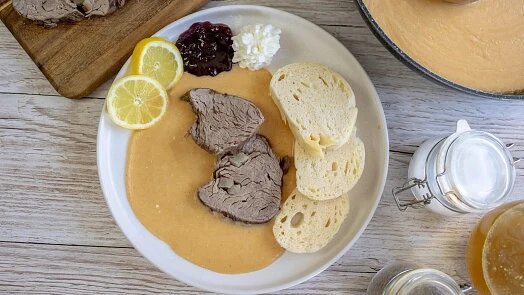 Pozorováno svíčková na smetaně s chlebem a citrony.