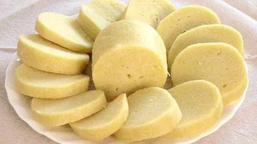 Na talíři jsou nakrájené knedlíky s vajíčkem.