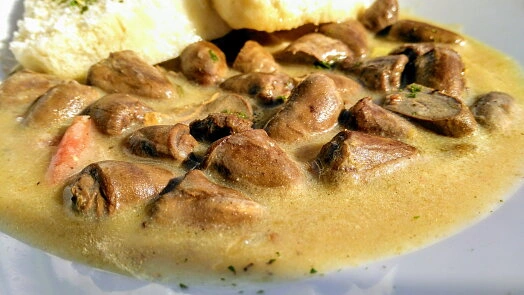 Srdce na smetaně podávané s bramborovou kaší a knedlíkem.