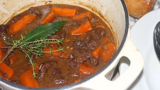 Hot hovězí po burgundsku s mrkví v hrnci