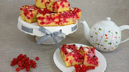 Currant cheesecake slices with tea pot