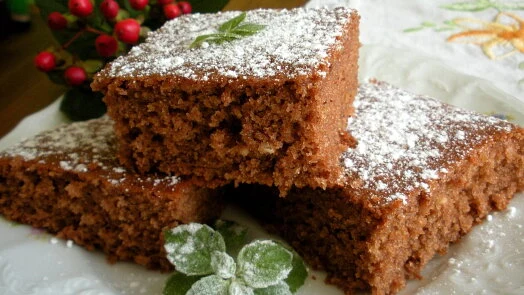 Perník slices with powdered sugar