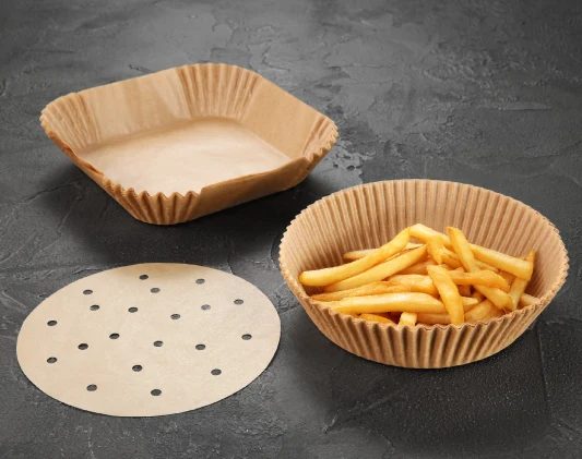 Papírové misky na hranolky pro horkovzdušnou fritézu.
