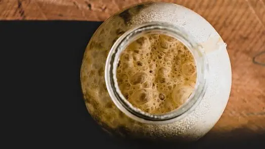 Kynuté těsto na lívance v sklenici s bublinkami