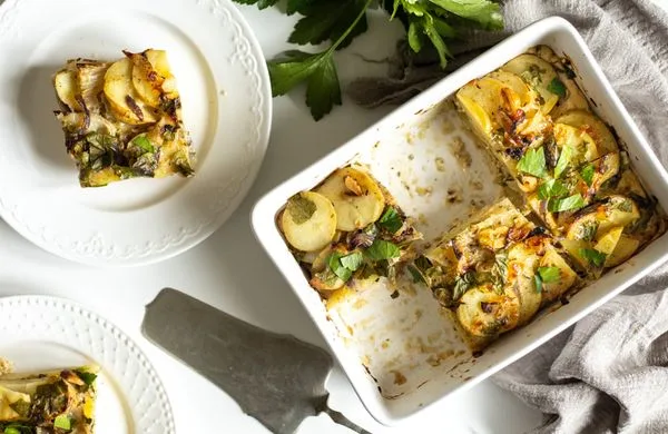 Zapečené vegetariánské jídlo s bramborami na talíři.