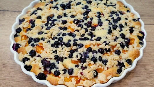 Fruit crumble tart