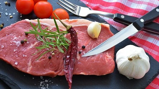 Syrová hovězí kýta s kořením, česnekem a rajčaty.