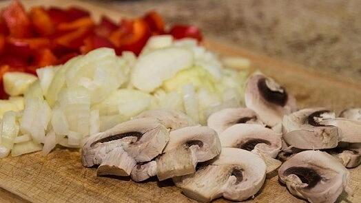 Našeřízené zeleniny pro přípravu polévky: paprika, cibule a houby.