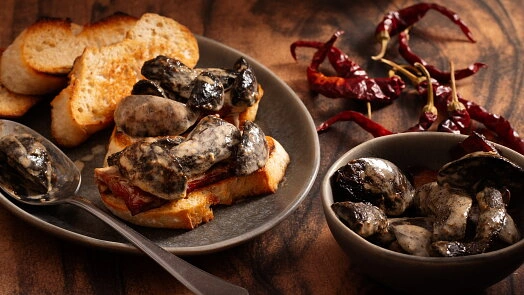Příprava houbového kubu s pečivem a sušenými chilli papričkami.