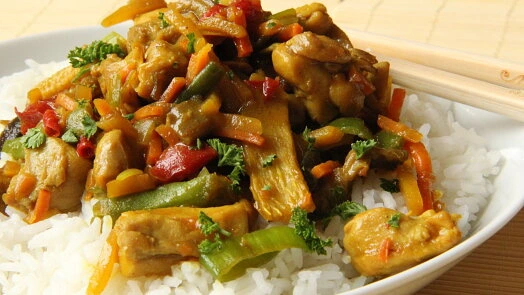 Hot curry s z kuřecím masem na bílém rýži.
